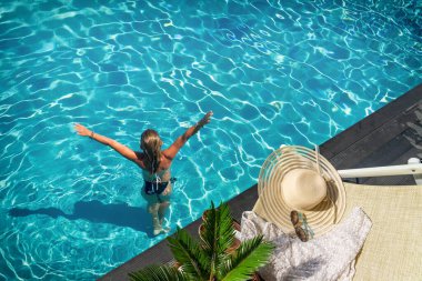 Lüks içinde beş yıldızlı bir kadın yüzme havuzunda spa yapıyor.. 