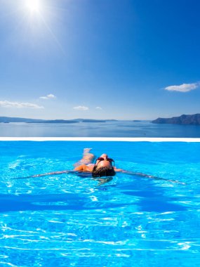 Yunanistan 'da sonsuz yüzme havuzunda bir kadın