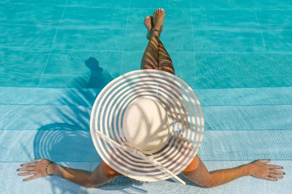 Frau Luxuriösen Fünf Sterne Wellness Resort Pool — Stockfoto