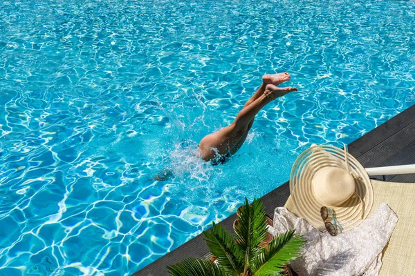 ギリシャのスイミングプールにある豪華な5つ星のスパリゾートでダイビングをする女性 — ストック写真