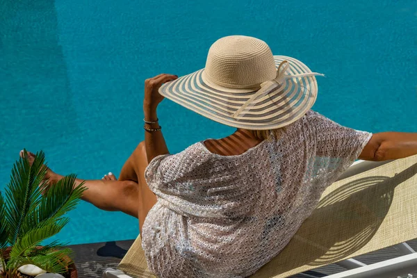 Woman Sitting Deck Chair Luxury Five Stars Spa Resort Swimming — Stock Photo, Image