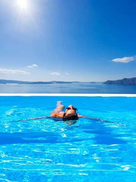 Yunanistan 'da sonsuz yüzme havuzunda bir kadın