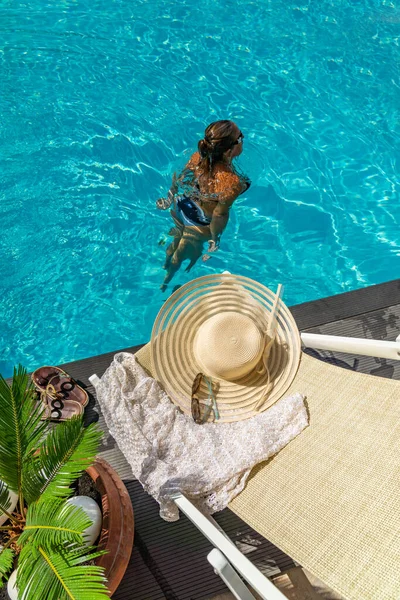 Frau Schwimmbad Luxuriösen Wellness Resort — Stockfoto