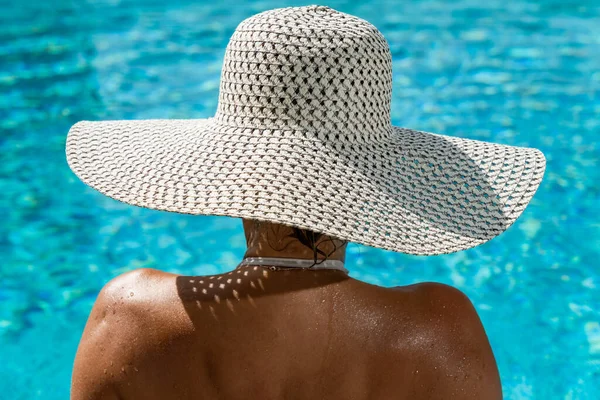 Mujer Piscina Isla Santorini Grecia Unas Vacaciones Lujo Con Vista —  Fotos de Stock