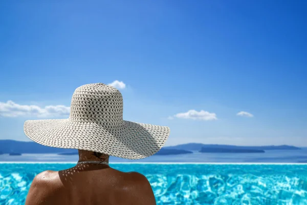 Žena Bazénu Ostrově Santorini Řecko Luxusní Dovolené Výhledem Kalderu — Stock fotografie