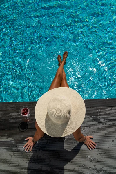 Frau Mit Strohhut Luxuriösem Fünf Sterne Wellness Resort Pool — Stockfoto