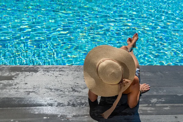 Donna Seduta Sul Ponte Piscina — Foto Stock