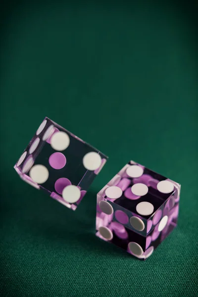 Καζίνο Τροχαίο Μωβ Ζάρια Στο Πράσινο Τραπέζι Τυχερών Παιχνιδιών — Φωτογραφία Αρχείου