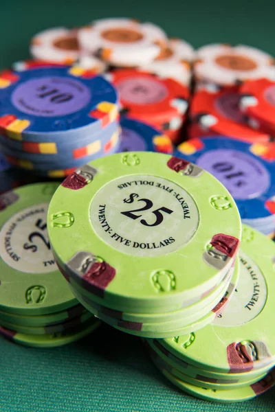 Casino Chips Een Speeltafel — Stockfoto