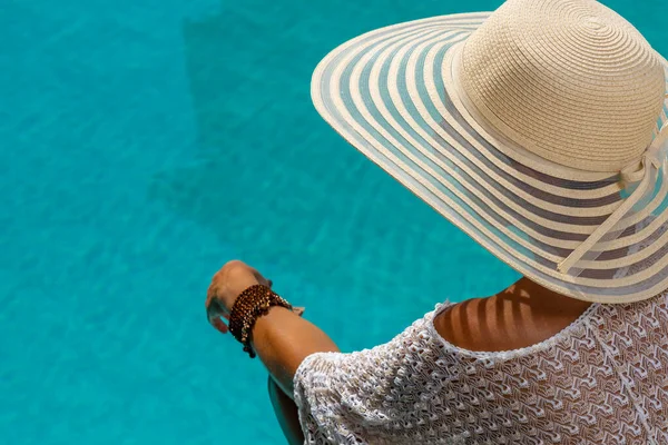 호화롭게 모자를 수영장에서 리조트를 즐기는 — 스톡 사진