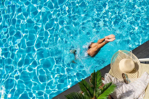 Vrouw Duiken Luxe Vijf Sterren Spa Resort Het Zwembad Griekenland — Stockfoto