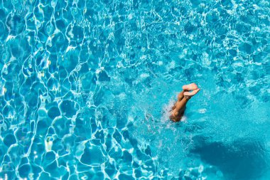 Yunanistan 'daki yüzme havuzunda beş yıldızlı spa merkezinde dalış yapan bir kadın.