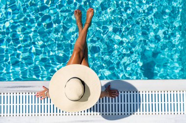 Lüks içinde beş yıldızlı bir kadın yüzme havuzunda spa yapıyor.. 