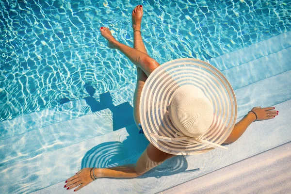 Femme Assise Dans Les Escaliers Une Piscine Luxe Cinq Étoiles — Photo