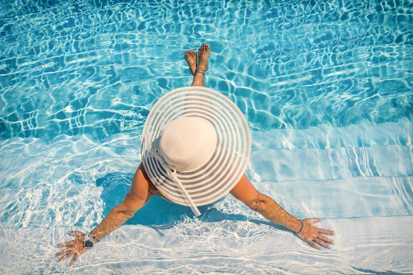 Donna Seduta Sulle Scale Lussuoso Resort Spa Cinque Stelle Piscina — Foto Stock