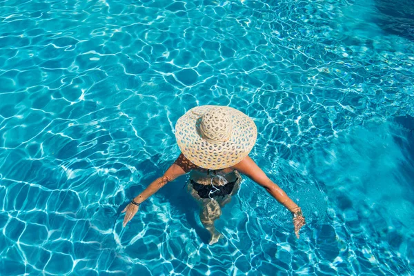 Lüks içinde beş yıldızlı bir kadın yüzme havuzunda spa yapıyor.. 