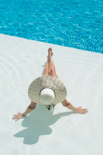 Frau Luxuriösem Fünf Sterne Wellness Resort Schwimmbad — Stockfoto