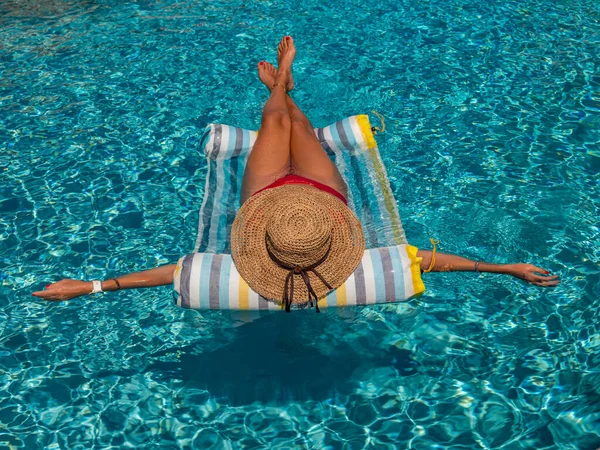 Mujer Lujoso Balneario Cinco Estrellas Piscina Sobre Inflable —  Fotos de Stock