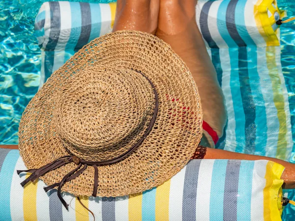 Frau Luxuriösem Fünf Sterne Wellness Resort Schwimmbad Auf Einem Aufblasbaren — Stockfoto