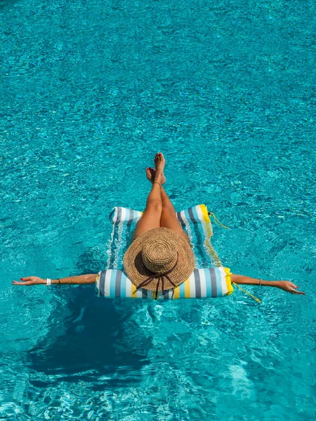 Žena Luxusním Pětihvězdičkovém Lázeňském Středisku Bazénu Nafukovací — Stock fotografie