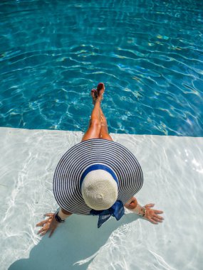 Lüks içinde beş yıldızlı bir kadın yüzme havuzunda spa yapıyor.. 