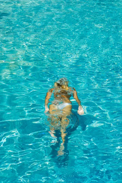 Yüzme Havuzunda Bikinili Bir Kadın Suyun Altında — Stok fotoğraf