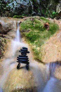 Dengeli Zen taşları şelalelerde çakıl taşları