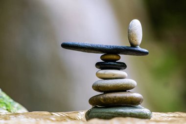 Dengeli Zen taşları şelalelerde çakıl taşları