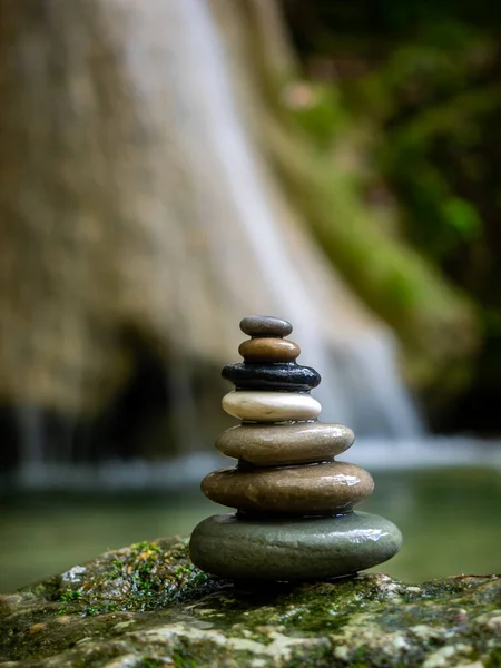 瀑布边的平衡Zen石子 — 图库照片