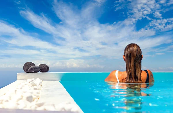 Vrouw Aan Het Zwembad Het Eiland Santorini Griekenland Een Luxe — Stockfoto