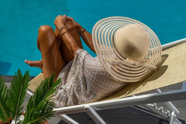 Woman Sitting Deck Chair Luxury Five Stars Spa Resort Swimming — Stock Photo, Image