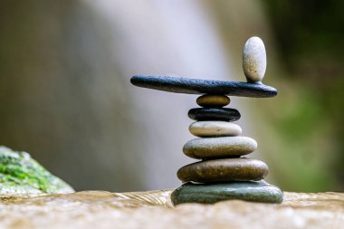 Dengeli Zen taşları şelalelerde çakıl taşları