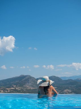 Yunanistan 'da sonsuz yüzme havuzunda bir kadın