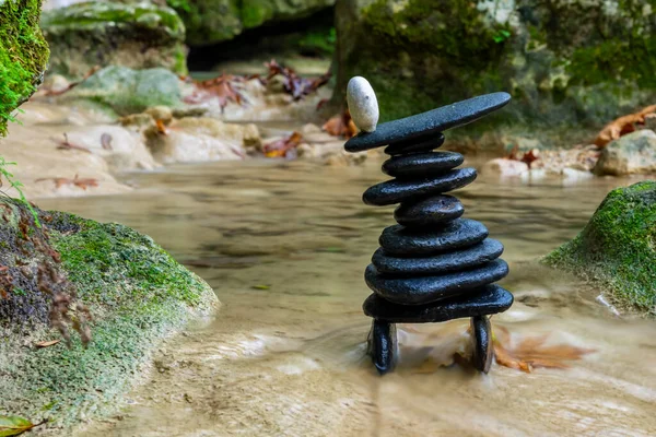 Kiegyensúlyozott Zen Kövek Kavicsok Vízesésnél — Stock Fotó