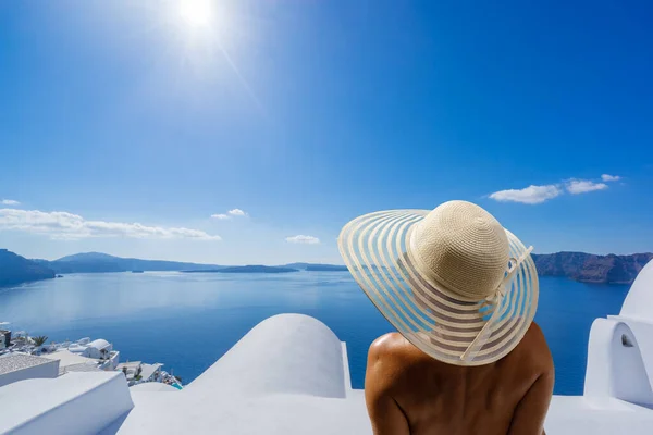 Mujer Vacaciones Isla Santorini Grecia —  Fotos de Stock