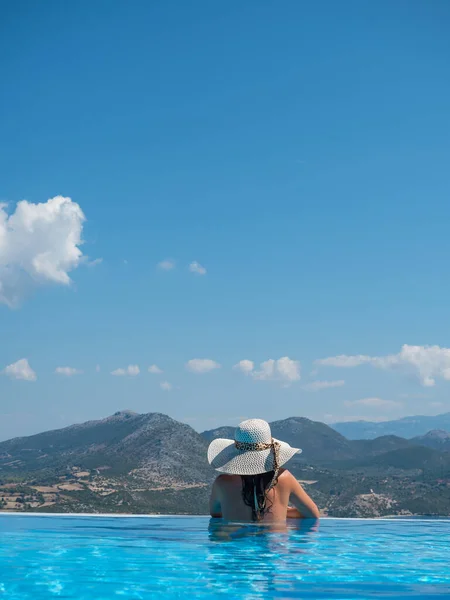 Žena Infinity Swimming Pool Greece — Stock fotografie