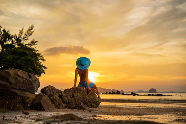 Hermosa Mujer Playa Atardecer Tailandia — Foto de Stock