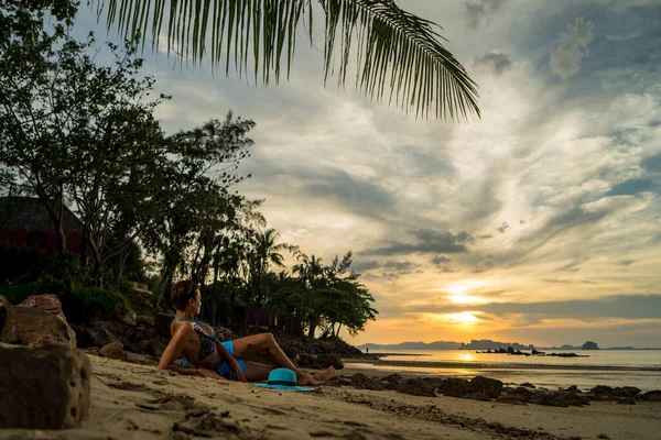 Krásná Žena Pláži Při Západu Slunce Thajsku — Stock fotografie