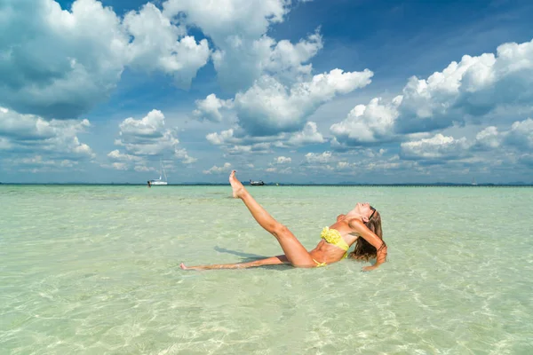 Krásná Žena Pláži Ostrově Poda Thajsko — Stock fotografie
