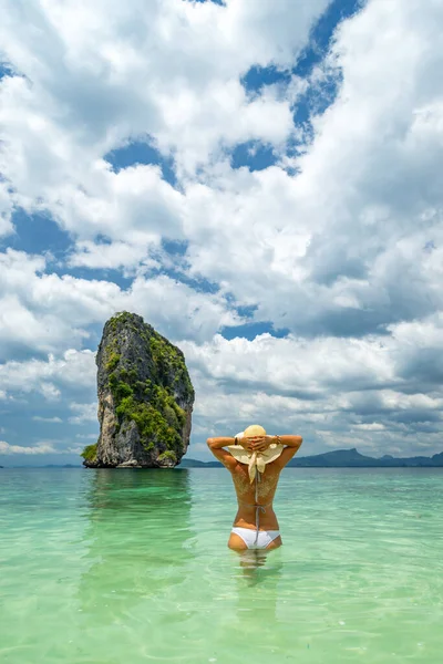 Prachtige Vrouw Aan Het Strand Poda Eiland Thailand — Stockfoto