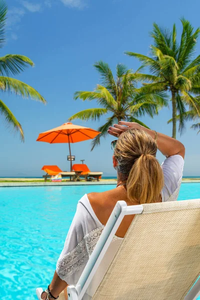 Vrouw Luxe Vijf Sterren Spa Resort Het Zwembad — Stockfoto