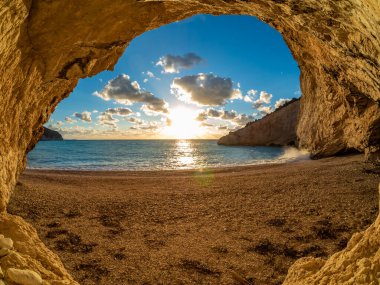Yunanistan 'ın Lefkas adasında gün batımında Porto Katsii plajı