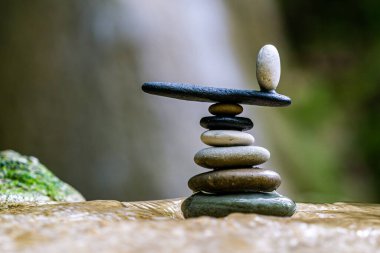 Dengeli Zen taşları şelalelerde çakıl taşları