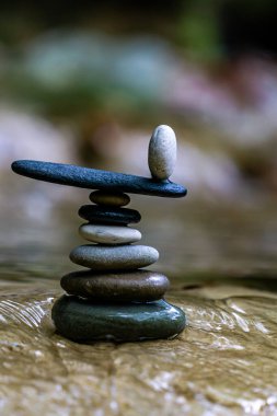 Dengeli Zen taşları şelalelerde çakıl taşları