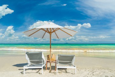 Khao Lak Tayland 'daki Beyaz Kum Kumsalı' nda (Pak Weep Sahili) güneşlik ve şemsiye.