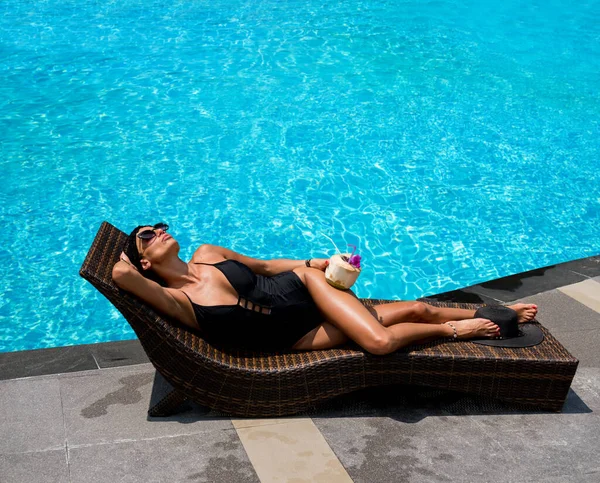 Mujer Piscina Complejo Tropical — Foto de Stock