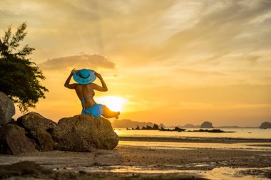 Tayland 'da gün batımında sahilde güzel bir kadın.