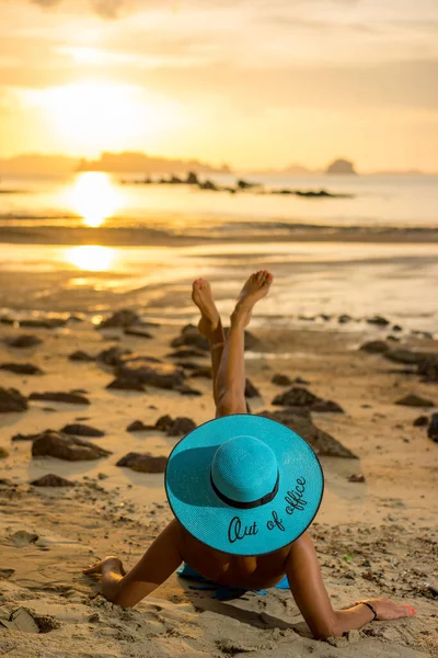 Schöne Frau Strand Bei Sonnenuntergang Thailand — Stockfoto