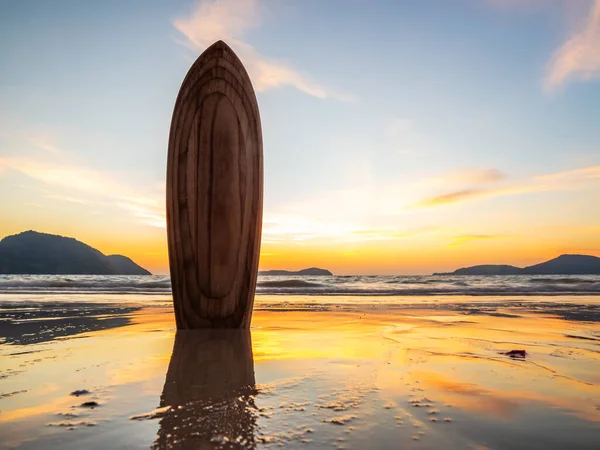 Surfboard Pláži Při Západu Slunce — Stock fotografie