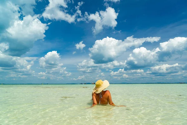 Mujer Hermosa Playa Isla Poda Tailandia —  Fotos de Stock